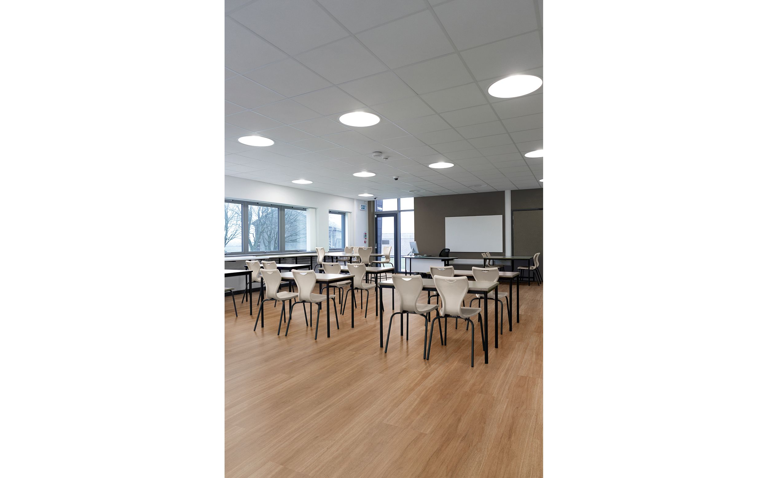 Interface Natural Woodgrains LVT meeting room with tables, chairs and white board número de imagen 4